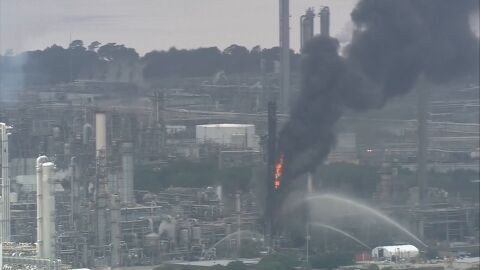 Incendio en Texas: arde una petroqu&iacute;mica 