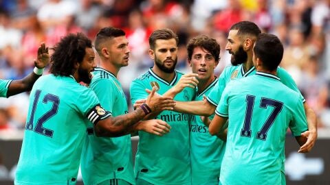 Los jugadores del Madrid celebran un gol