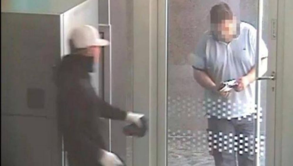 Un ladrón intenta robar en un banco pero se le cae la mitad de una pistola de juguete
