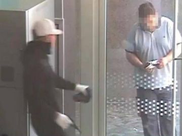 Un ladrón intenta robar en un banco pero se le cae la mitad de una pistola de juguete