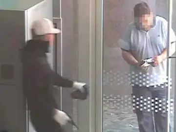 Un ladrón intenta robar en un banco pero se le cae la mitad de una pistola de juguete Un ladrón intenta robar en un banco pero se le cae la mitad de una pistola de juguete