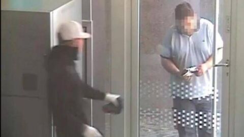 Un ladr&oacute;n intenta robar en un banco pero se le cae la mitad de una pistola de juguete