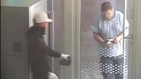 Un ladrón intenta robar en un banco pero se le cae la mitad de una pistola de juguete Un ladrón intenta robar en un banco pero se le cae la mitad de una pistola de juguete