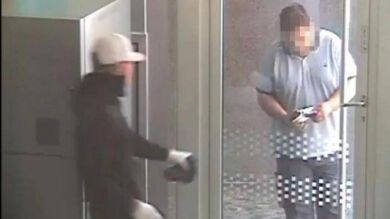 Entra en un banco para robar pero se le cae media pistola, de juguete, y termina huyendo