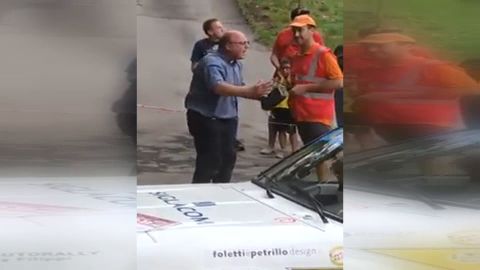 "&iexcl;Profanadores!": El cura de Castiglione recrimina a los participantes de un rally hist&oacute;rico