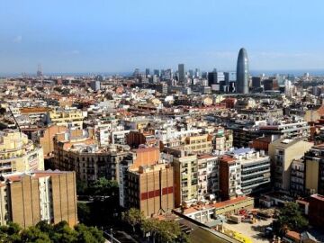 Una panorámica de Barcelona. Los inversores en hotelería tienen un panorama complicado en la ciudad._643x397