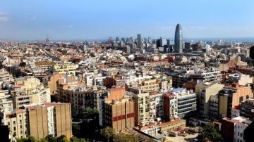 Una panorámica de Barcelona. Los inversores en hotelería tienen un panorama complicado en la ciudad._643x397