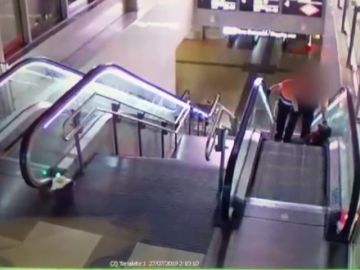 Dos vigilantes de seguridad agreden a un hombre negro en el intercambiador de Avenida de América de Madrd