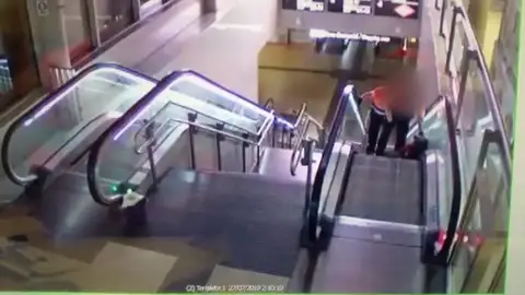 Dos vigilantes de seguridad agreden a un hombre negro en el intercambiador de Avenida de América de Madrd Dos vigilantes de seguridad agreden a un hombre negro en el intercambiador de Avenida de América de Madrd