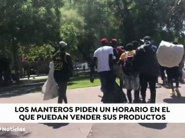 Los manteros convocan una huelga y piden un horario comercial 