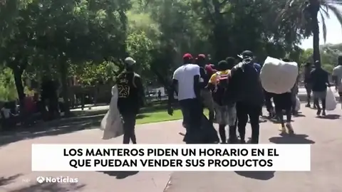Los manteros convocan una huelga y piden un horario comercial Los manteros convocan una huelga y piden un horario comercial