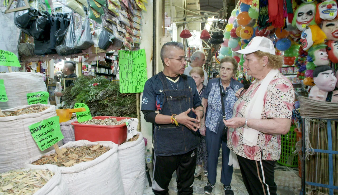 María Luisa se atreve a probar una llamativa limpia espiritual en el mercado de Sonora