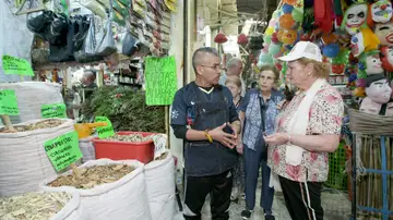 María Luisa se atreve a probar una llamativa limpia espiritual en el mercado de Sonora