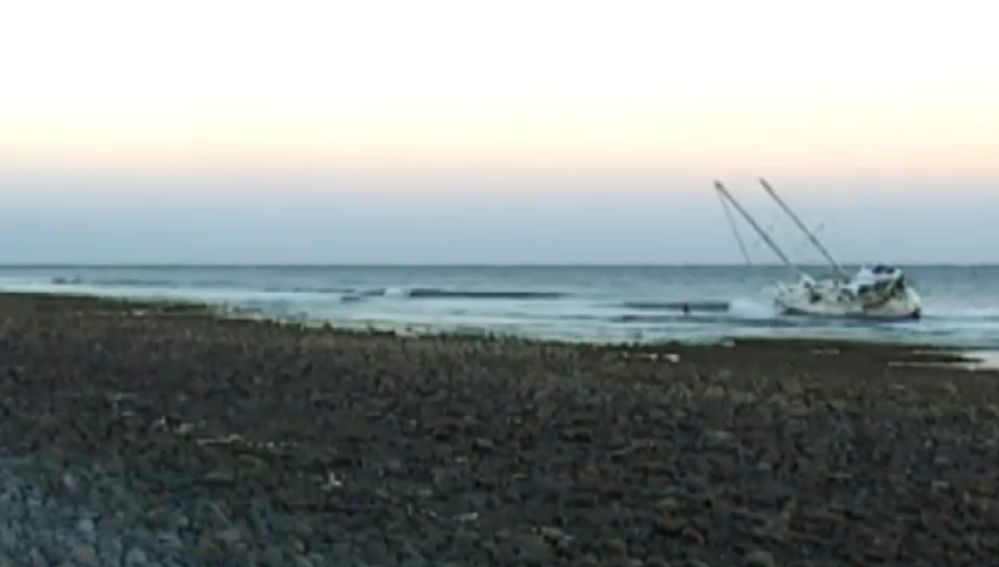 Un velero encalla en Gran Canaria