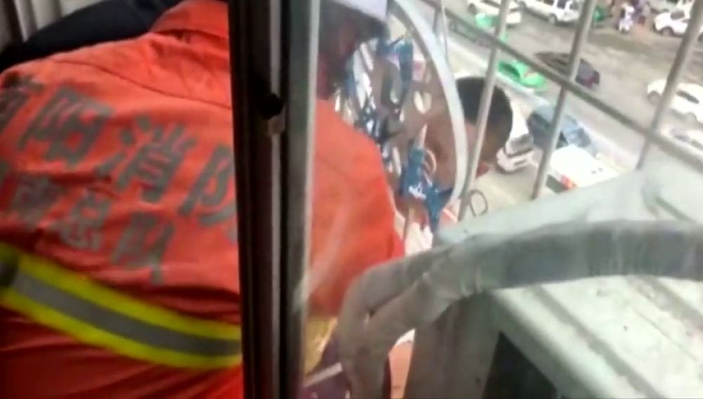 Un niño de seis años se queda atrapado entre los barrotes de un edificio de China