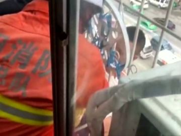 Un niño de seis años se queda atrapado entre los barrotes de un edificio de China