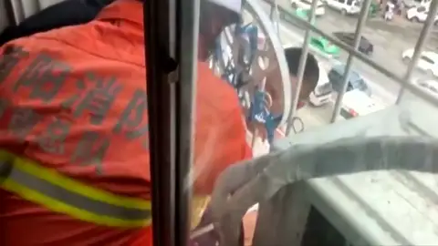 Un niño de seis años se queda atrapado entre los barrotes de un edificio de China Un niño de seis años se queda atrapado entre los barrotes de un edificio de China