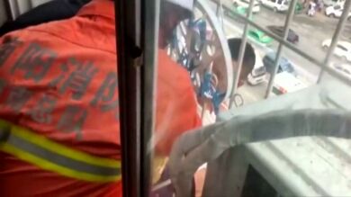 Rescatan a un niño de seis años que se quedó atrapado entre los barrotes de un edificio de China
