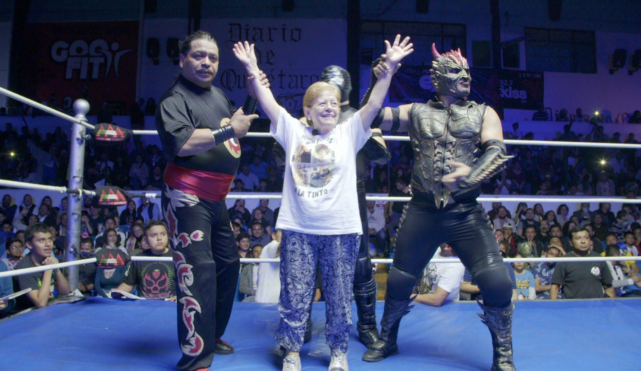 Paquita triunfa sobre el ring durante un espect&aacute;culo de lucha libre