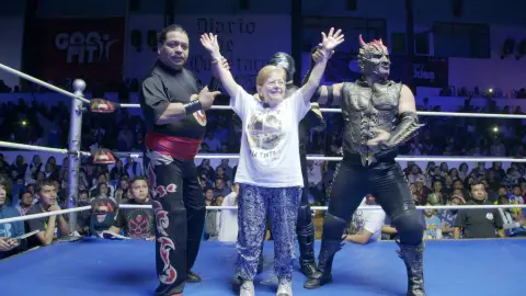 Paquita triunfa sobre el ring durante un espectáculo de lucha libre Paquita triunfa sobre el ring durante un espectáculo de lucha libre