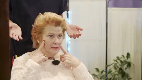 La divertida experiencia de María en una peluquería de Tokio intentando explicar a un japonés cómo quiere que la peine La divertida experiencia de María en una peluquería de Tokio intentando explicar a un japonés cómo quiere que la peine