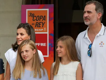 Los reyes Felipe VI y Letizia junto a sus hijas Los reyes Felipe VI y Letizia junto a sus hijas