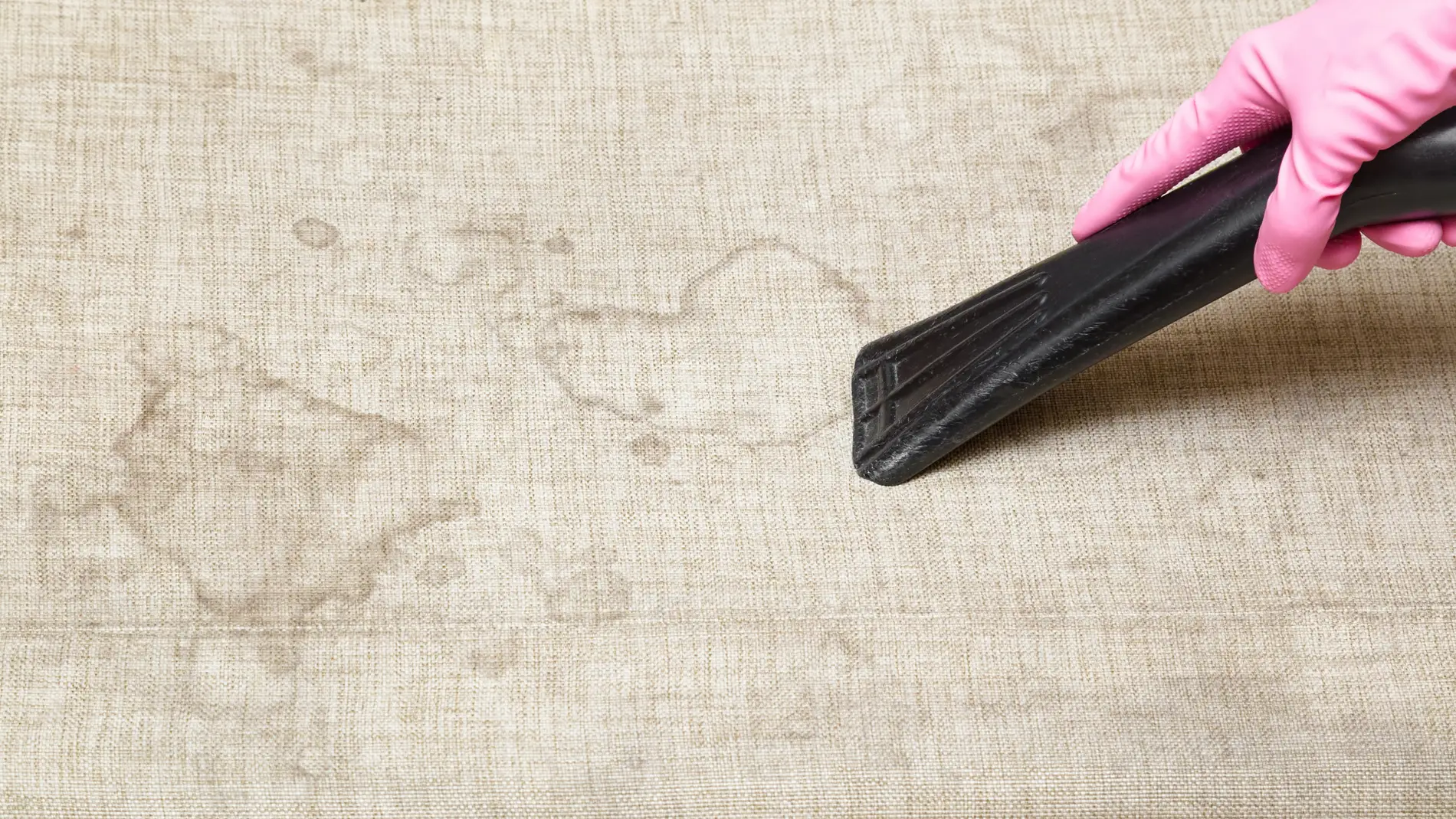 Cómo limpiar un sofá de tela con productos caseros para que quede impecable