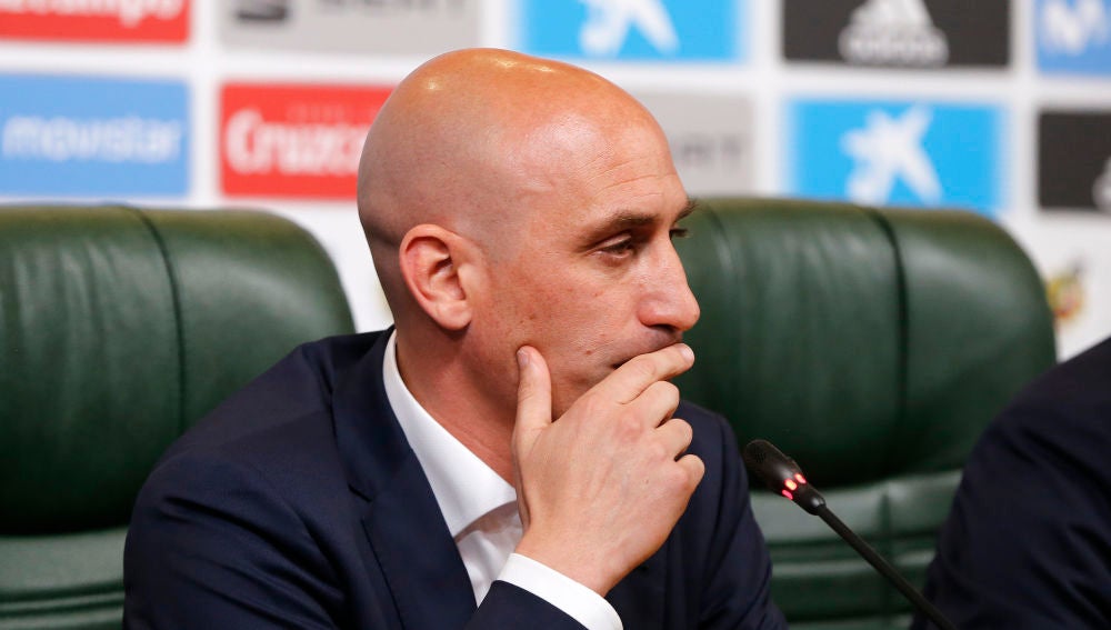 Luis Rubiales, en actitud pensativa