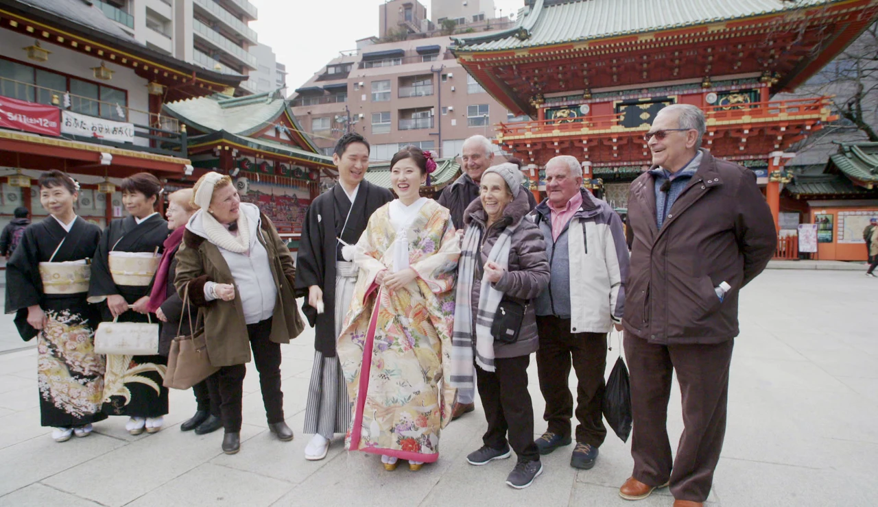 Una boda tradicional sorprende a los viajeros durante su visita a un templo en Tokio
