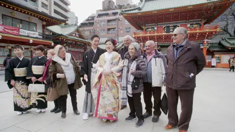 Una boda tradicional sorprende a los viajeros durante su visita a un templo en Tokio Una boda tradicional sorprende a los viajeros durante su visita a un templo en Tokio