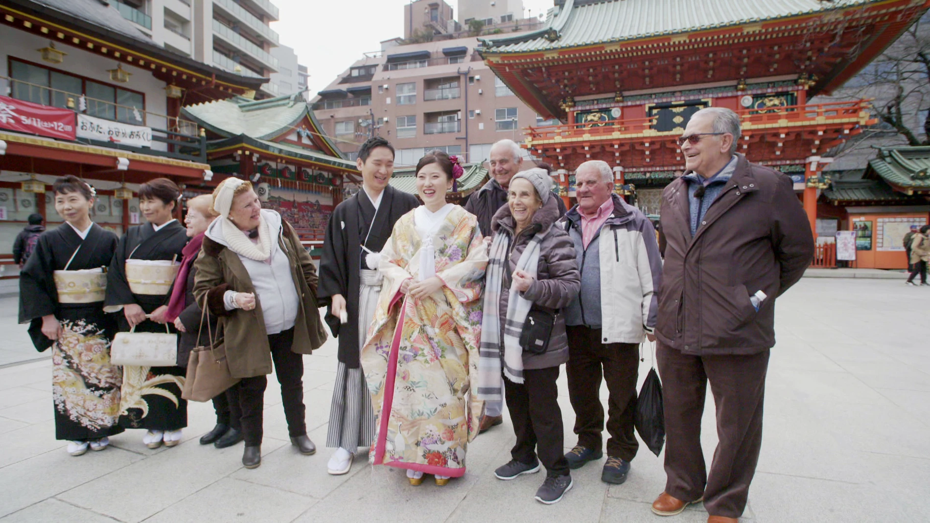 Una boda tradicional sorprende a los viajeros durante su visita a un templo en Tokio