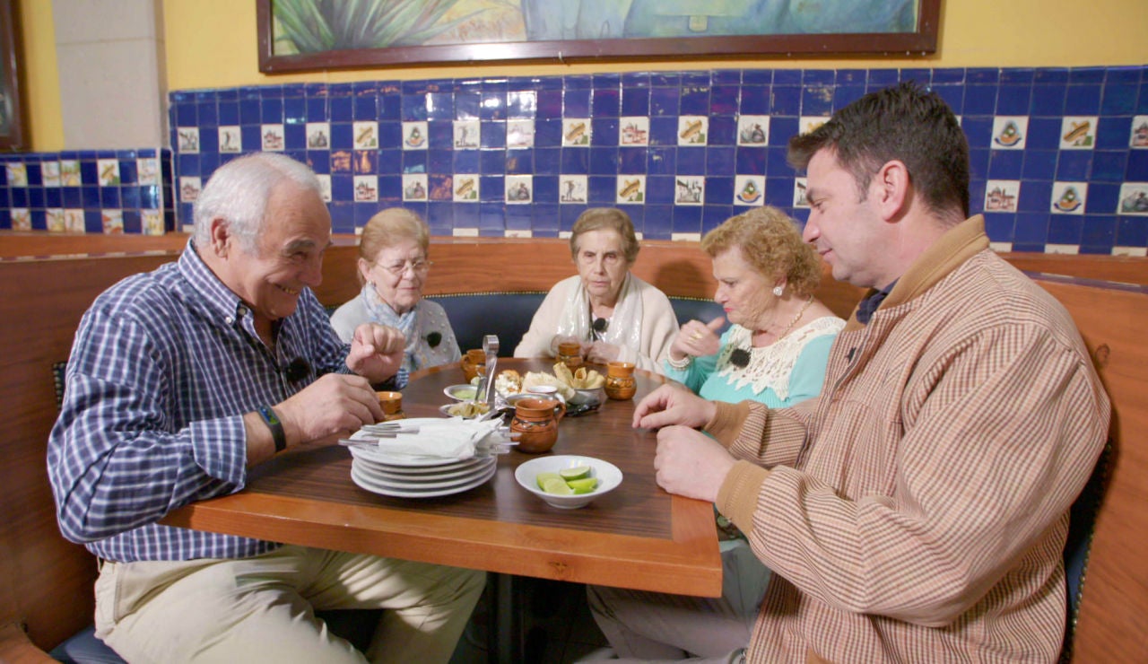Los viajeros disfrutan de una cena con mariachis&hellip; y con divertidas descargas el&eacute;ctricas