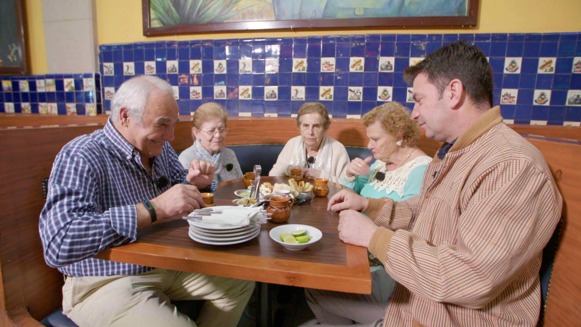 Los viajeros disfrutan de una cena con mariachis&hellip; y con divertidas descargas el&eacute;ctricas