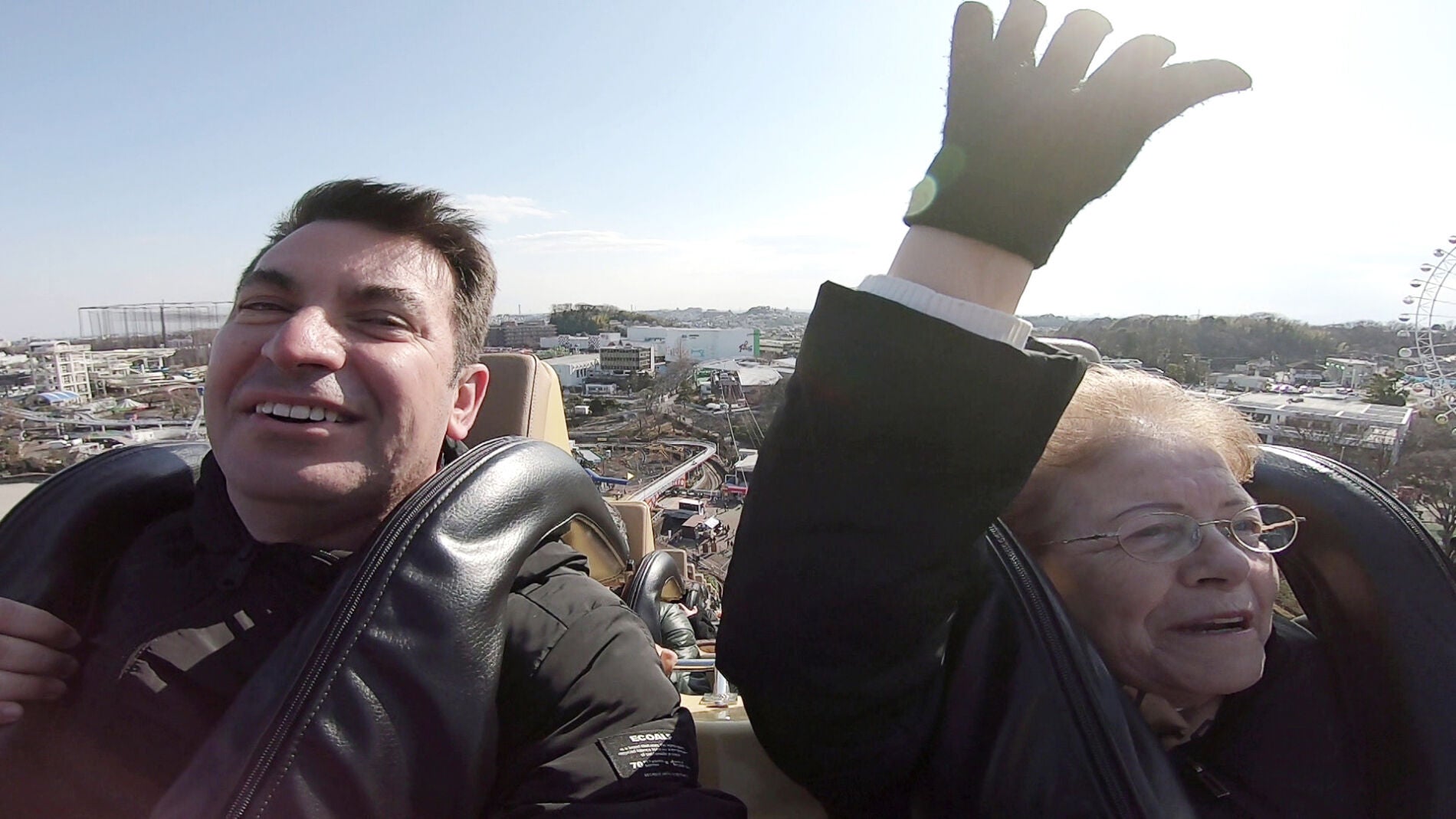 Paquita y Antonio disfrutan del sue&ntilde;o al que no se ha atrevido Mar&iacute;a: montar en una de las monta&ntilde;as rusas m&aacute;s r&aacute;pidas del mundo