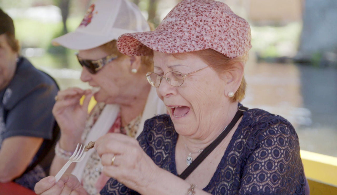 Gusanos y grillos, &iquest;qu&eacute; viajeros se atreven con este curioso men&uacute; durante el paseo en barca?