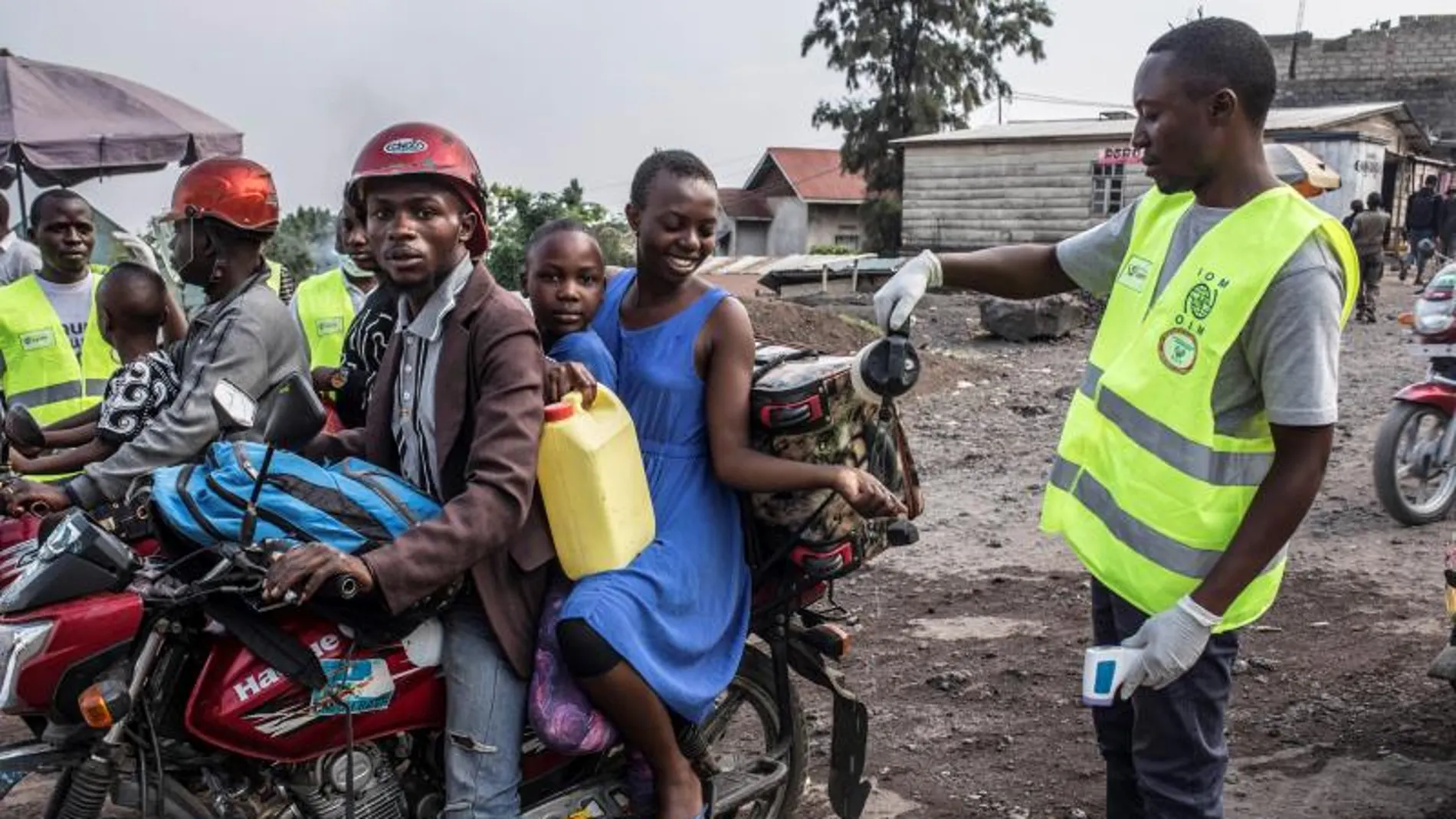 Ruanda cierra sus fronteras terrestres con la RD del Congo por la epidemia de ébola. Ruanda cierra sus fronteras terrestres con la RD del Congo por la epidemia de ébola.