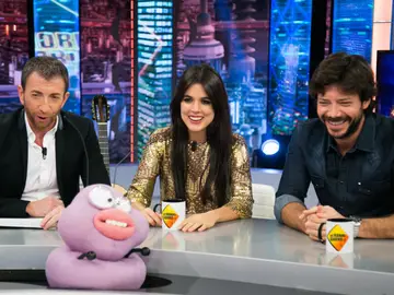 Adriana Uguarte y Álvaro Morte viajan al pasado en su divertida entrevista en 'El Hormiguero 3.0' Adriana Uguarte y Álvaro Morte viajan al pasado en su divertida entrevista en 'El Hormiguero 3.0'