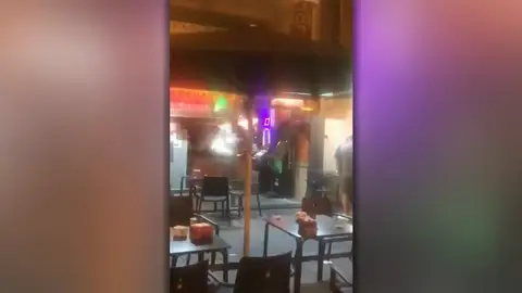 Pánico en una cafetería de A Coruña: un hombre se atrinchera con un cuchillo Pánico en una cafetería de A Coruña: un hombre se atrinchera con un cuchillo