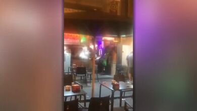 Pánico en una cafetería de A Coruña: un hombre se atrinchera con un cuchillo