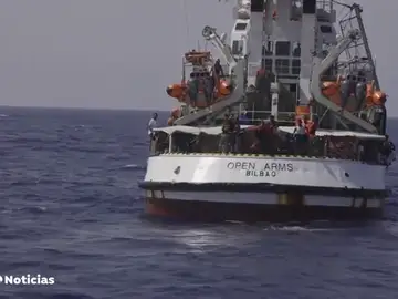 El Open Arms pide asilo a España para 31 menores que van a bordo del buque El Open Arms pide asilo a España para 31 menores que van a bordo del buque