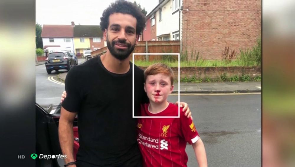 El aplaudido gesto de Salah con un niño que se rompió la nariz al pedirle una foto
