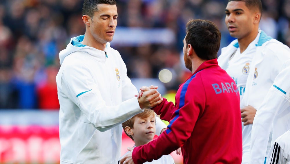 Cristiano Ronaldo y Messi durante un clásico