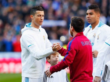 Cristiano Ronaldo y Messi durante un clásico 