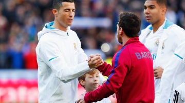 Cristiano Ronaldo y Messi durante un clásico 