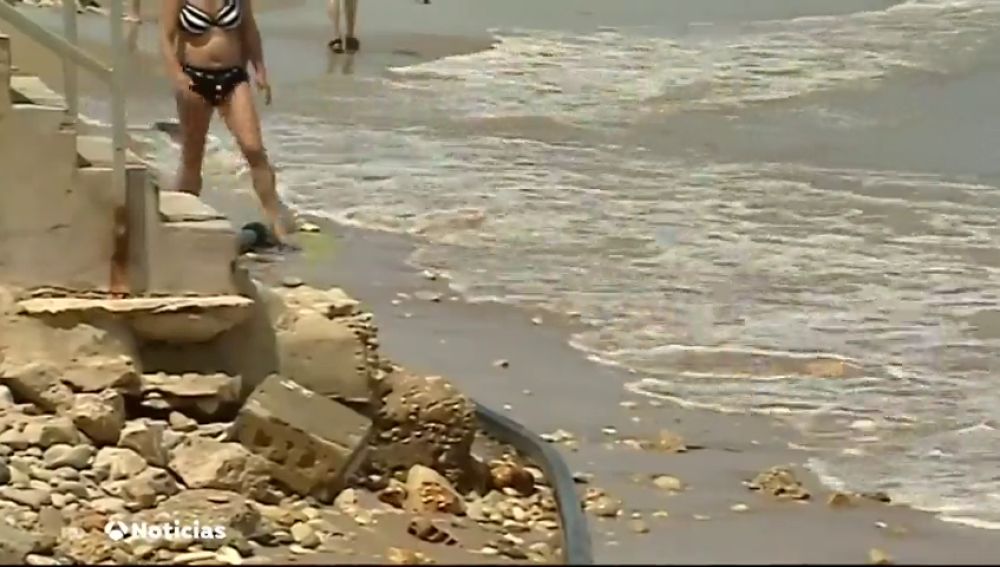 El fuerte temporal destroza la playa de les Deveses de Dénia 