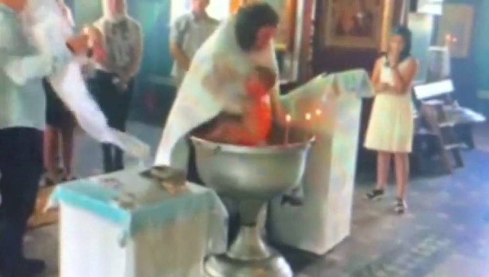 Un bebé sufre rasguños tras ser bautizado de forma violenta por un sacerdote en Rusia 