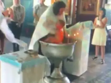 Un bebé sufre rasguños tras ser bautizado de forma violenta por un sacerdote en Rusia Un bebé sufre rasguños tras ser bautizado de forma violenta por un sacerdote en Rusia