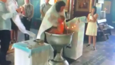 Un bebé sufre rasguños tras ser bautizado de forma violenta por un sacerdote en Rusia Un bebé sufre rasguños tras ser bautizado de forma violenta por un sacerdote en Rusia