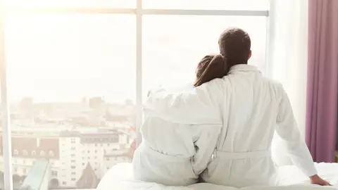 Pareja en hotel Pareja en hotel