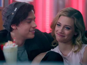 Cole Sprouse y Lili Reinhart en 'Riverdale' Cole Sprouse y Lili Reinhart en 'Riverdale'